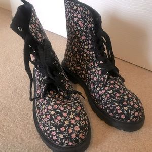Floral boots (NEW)-Forever 21